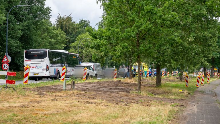 Vanwege het ongeluk ontstond een opstopping in Waalwijk (foto: Iwan van Dun/SQ Vision).