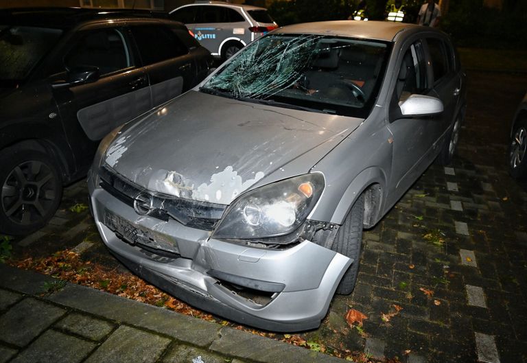 De zwaar beschadigde auto werd door agenten teruggevonden. 