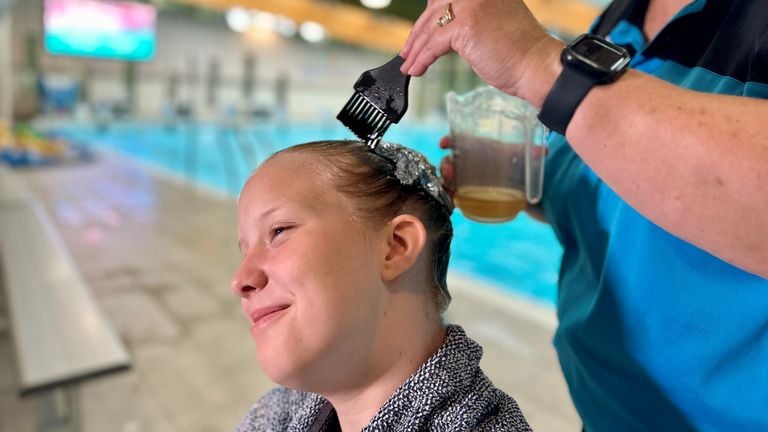 Nathalie smeert gelatine in het haar van schoonzwemster Anne-Jolein