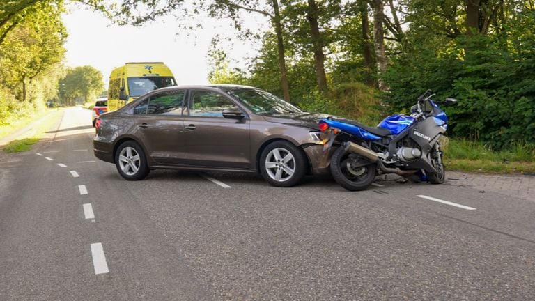 De auto en de motorrijder kwamen tegen elkaar tot stilstand (foto: SQ Vision).