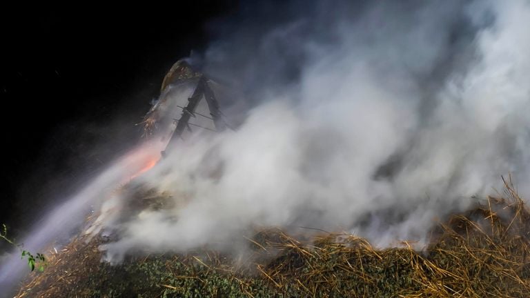 Het dak en de zolder van de woonboerderij in Geffen raakten bij de brand zwaar beschadigd (foto: Gabor Heeres/SQ Vision).