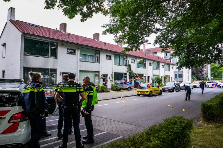 De politie doet uitgebreid onderzoek aan de Jan van Eyckgracht in Eindhoven (foto: SQ Vision).