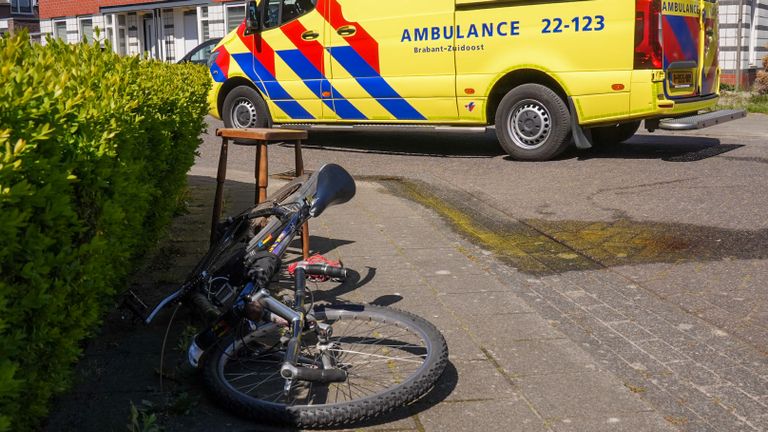 De fiets brak door het ongeluk in tweeën (Foto: Harrie Grijseels / Persbureau Heitink).