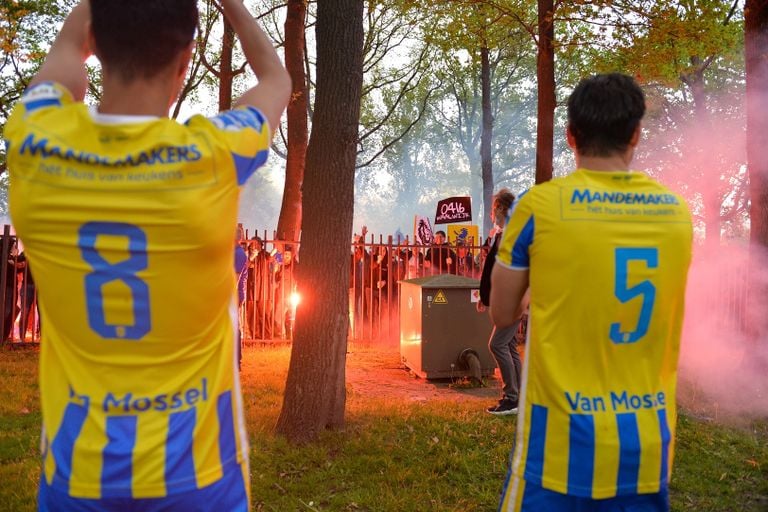 Anas Tahiri en Paul Quasten kijken naar een uitzinnige menigte buiten het stadion (Foto: OrangePictures)