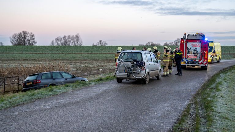 Het ongeluk in Hedikhuizen gebeurde rond kwart over acht vrijdagochtend (foto: Jurgen Versteeg/SQ Vision).