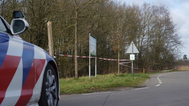 Het bos langs de A58 is door agenten afgezet voor onderzoek (foto: Jeroen Stuve/SQ Vision).