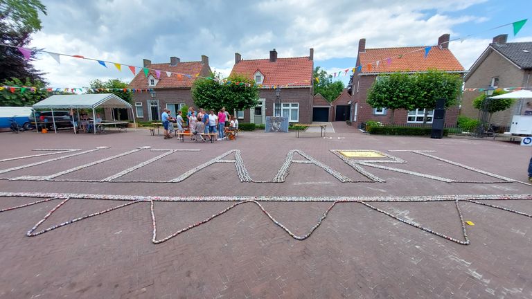 Met een kroonkurkenketting kun je ook schrijven (foto: Omroep Brabant)