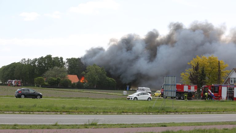 Twee loodsen staan volledig in brand (foto: Christian Traets/SQ Vision).