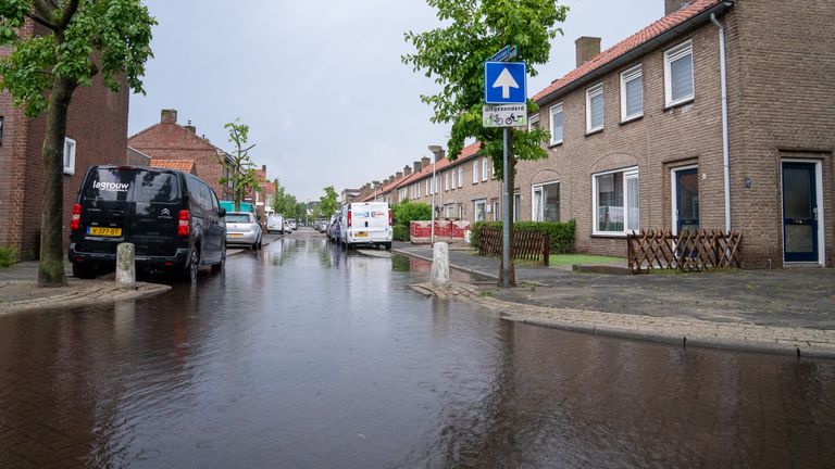 Ineens woon je aan het water, na de wolkbreuk... (foto: Iwan van Dun/SQ Vision).