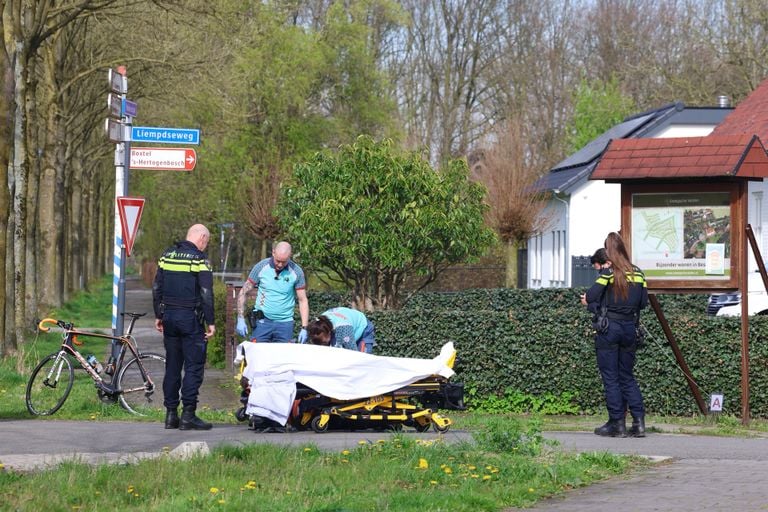 De wielrenner viel en kwam ongelukkig terecht (foto: Sander van Gils/SQ Vision).