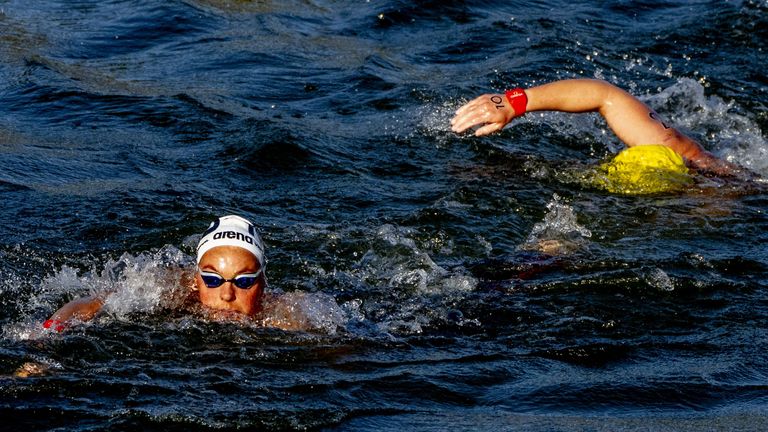 Sharon van Rouwendaal ging in de slotfase van de wedstrijd erop en erover (foto: ANP 2024/Robin Utrecht).