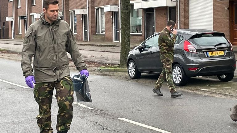 Het pakketje is onschadelijk gemaakt en wordt op een andere plek tot ontploffing gebracht (foto: René van Hoof)