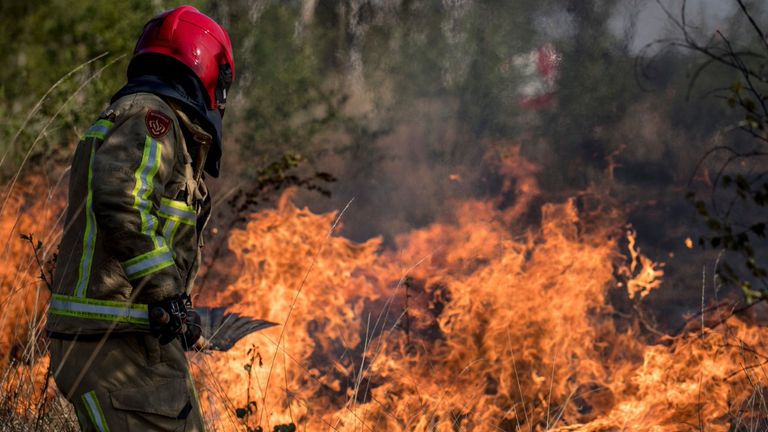 Het was oorlog voor omwonenden en brandweermannen in De Peel. (Foto: Defensie)