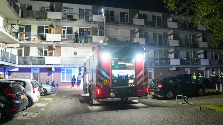 De brand onder de flat aan de Meijer van Leeuwenstraat in Oss werd rond vier uur 's nachts ontdekt (foto: Gabor Heeres/SQ Vision).