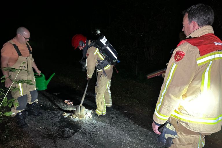 De brand op het fietspad in Oirschot werd vakkundig gedoofd (foto: Sander van Gils/SQ Vision).