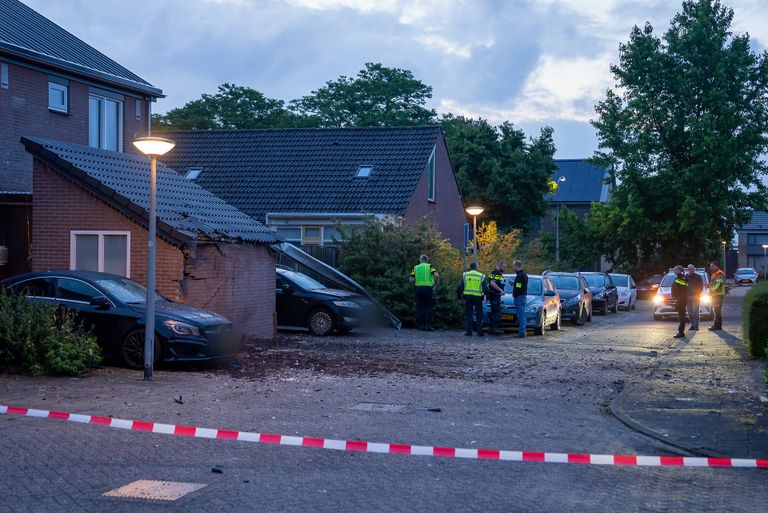 De straat Dravik is na de explosie afgezet (foto: Iwan van Dun/SQ Vision).