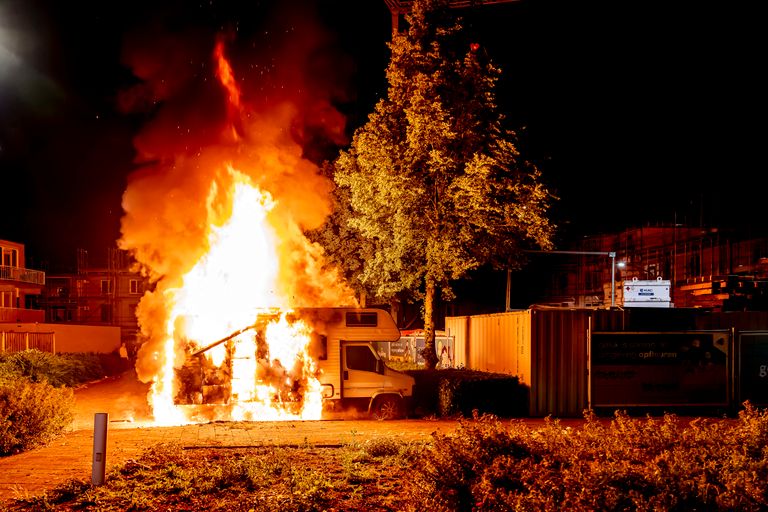 De vlammen sloegen uit de camper in Oosterhout (foto: Marcel van Dorst/Eye4Images).