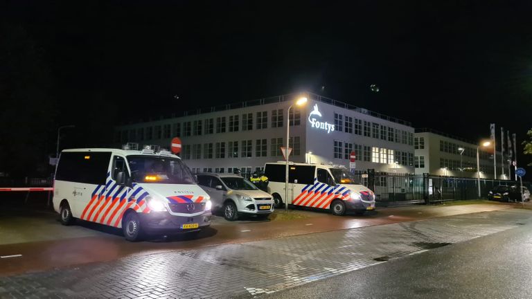 De politie staat paraat in de buurt van het plein (foto: Noël van Hooft).