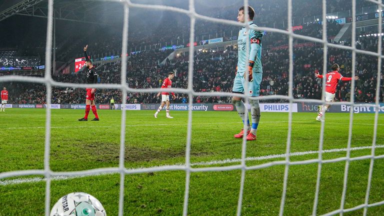 Tijdens PSV-Excelsior afgelopen januari lag het veld op bepaalde plekken er slecht bij (foto: OrangePictures). 