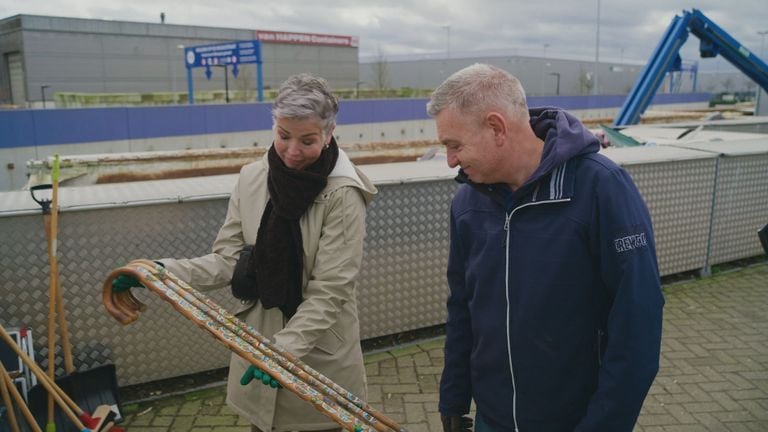 De wandelstokken zijn een herinnering aan alle vakanties in Oostenrijk en Duitsland (beeld: Omroep Brabant).