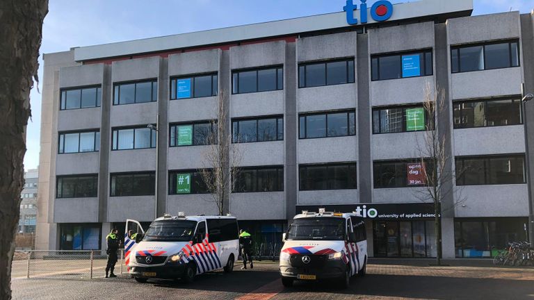 De politie is zondagochtend preventief aanwezig in het centrum van EIndhoven (foto: René van Hoof). 