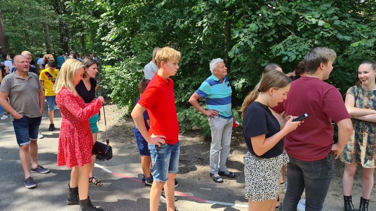 De wachtrij voor Joris en de Draak, ook hier staan mensen op zowel rood als wit te wachten.