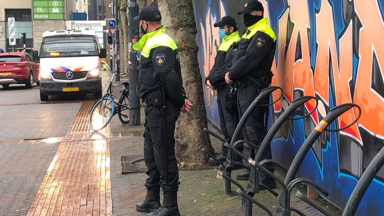 Agenten houden de situatie op het Stadhuisplein in Eindhoven in de gaten (foto: Omroep Brabant).