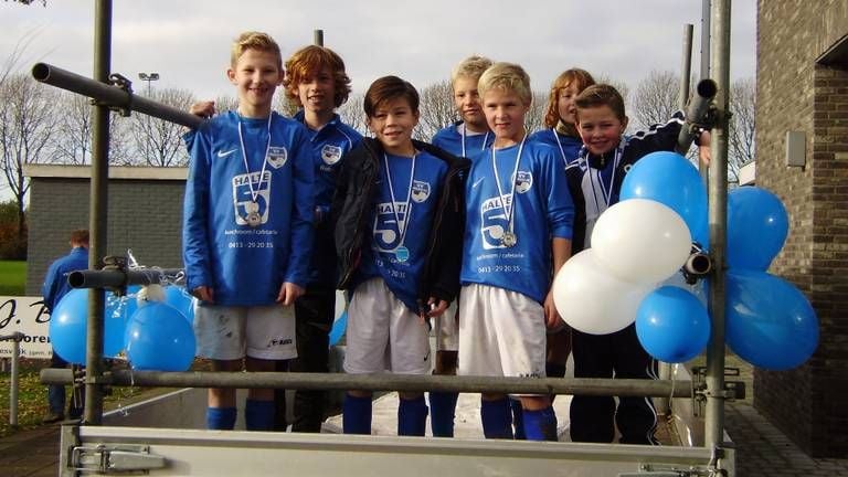 Robin Roefs (tweede van links) bij VV Heeswijk.