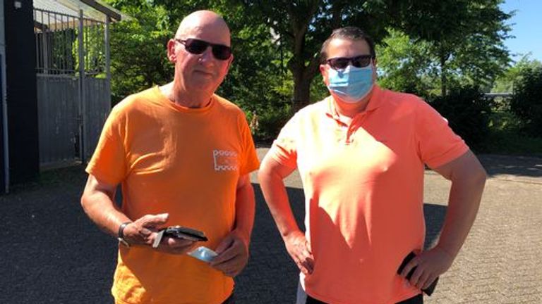 Vader en zoon Claassen klaar voor Oranje (foto: Imke van de Laar).