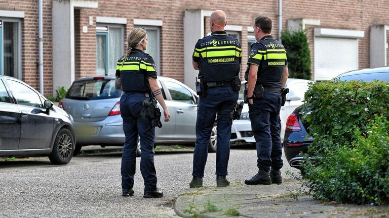 De politie onderzoekt een ruzie bij een huis in Tilburg (Foto: SQ Vision).