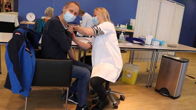 Huisarts Yvonne Maat uit Hoeven vaccineert haar collega Allart Nugteren uit Chaam (foto: Huisartsen Zorggroep Breda). 