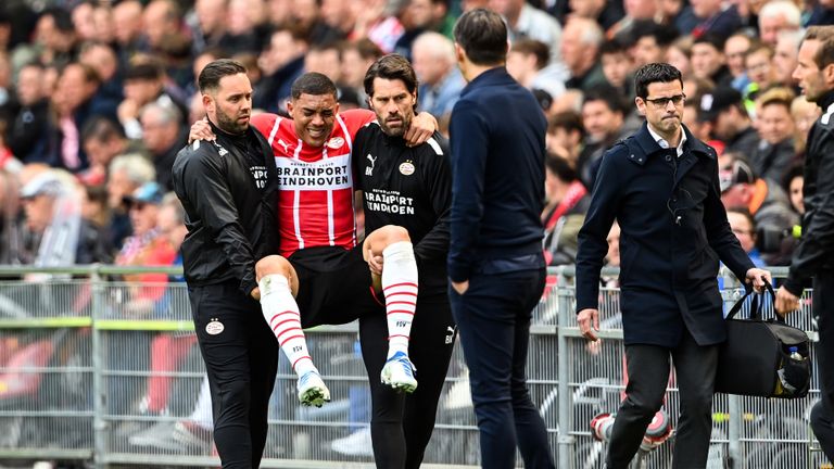 Carlos Vinícius verlaat geblesseerd het veld (Foto: ANP)