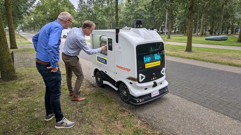 Er rijdt zelfs een zelfrijdende mini-SRV-wagen op het terrein rond (foto: Ferenc Triki)