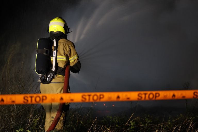 De brandweer bluste de brand aan de Loxvenseweg in Boxtel (foto: Sander van Gils/SQ Vision).