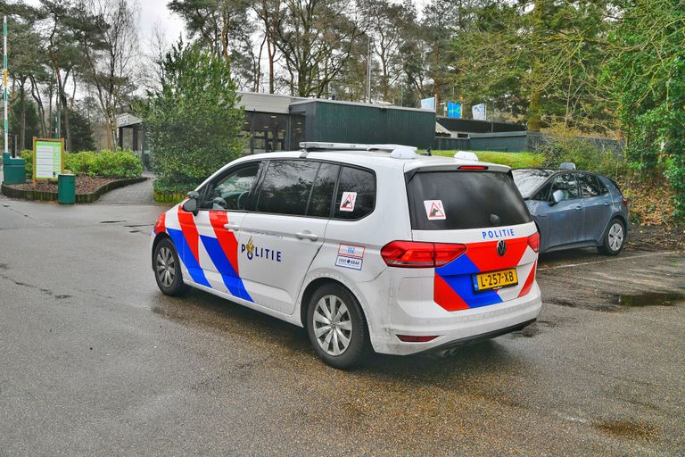 De politie doet onderzoek op Landal Het Vennebos in Hapert (foto: Rico Vogels/SQ Vision).