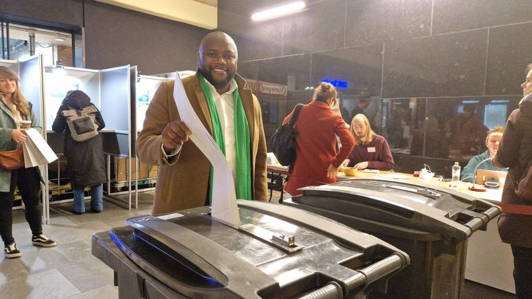 Kandidaat-Kamerlid Mpanzu Bamenga stemde woensdagochtend vroeg in Eindhoven (foto: Noël van Hooft).
