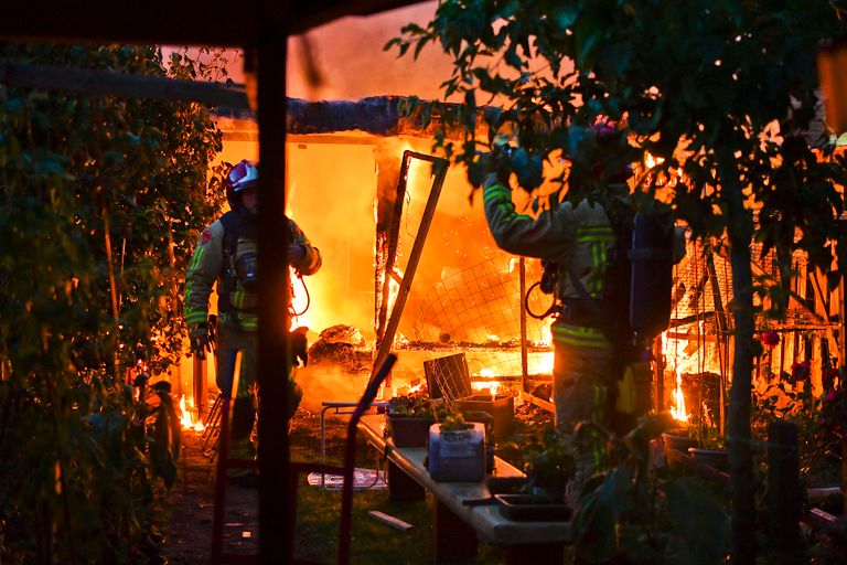 De brand brak uit aan de achterkant van het huis aan de Mariannestraat in Waalre (foto: Rico Vogels/SQ Vision).