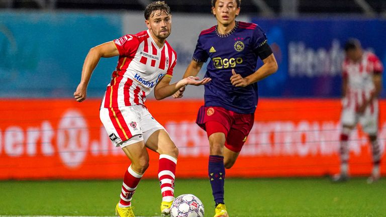 Noicolas Abdat (TOP Oss) in actie tegen Jong Ajax