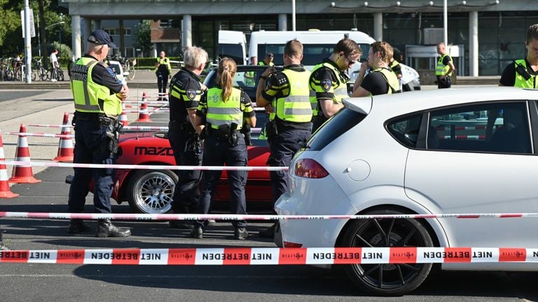 Een grote controle bij het NAC-stadion (foto: Perry Roovers/SQ Vision).