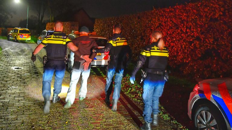 Man (55) overleden bij steekpartij in huis in Duizel, verdachte aangehouden (foto: Rico Vogels/SQ Vision).