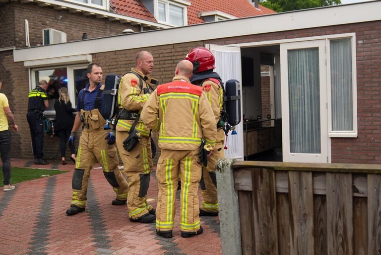 Brandweer en politie bij het huis aan de Jan Stevensstraat in Helmond (foto: Harrie Grijseels/SQ Vision).