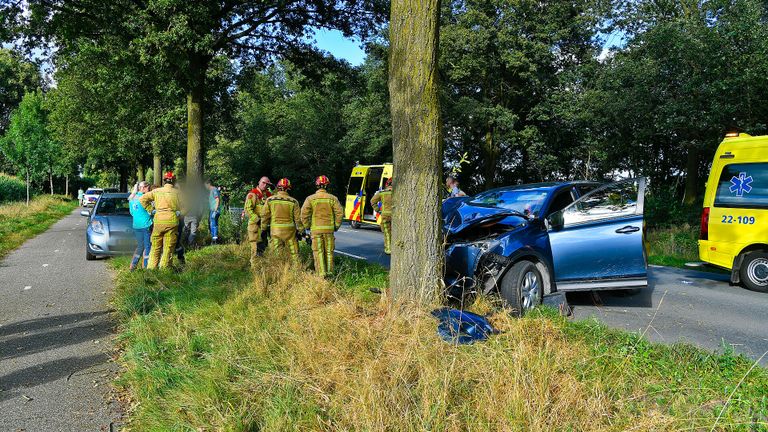 De auto kwam tegen een boom tot stilstand (foto: Rico Vogels/SQ Vision).