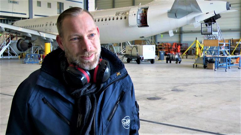 Vliegtuigmonteur Sander de Jong geniet van elk toestel dat binnenkomt. (foto: Raoul Cartens)