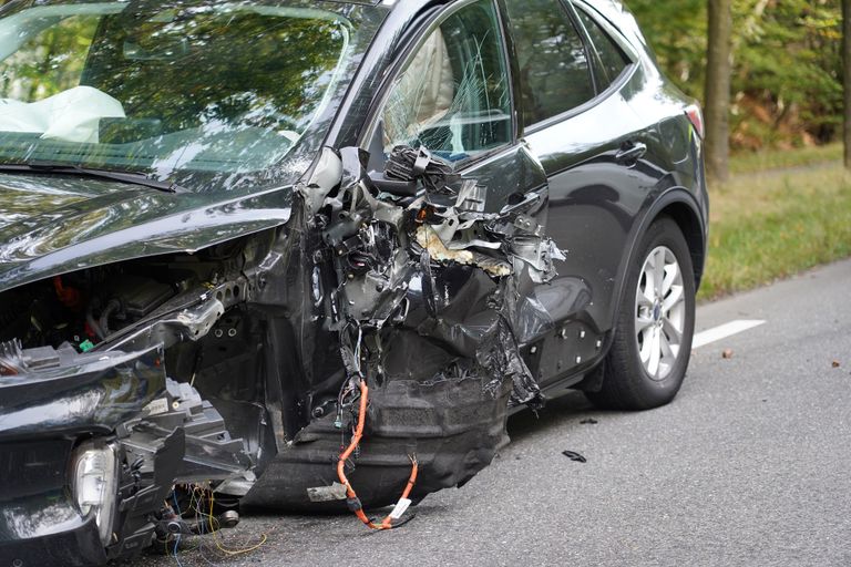 Eén van de auto's die op de N282 zwaar werden beschadigd (foto: Jeroen Stuve/SQ Vision).