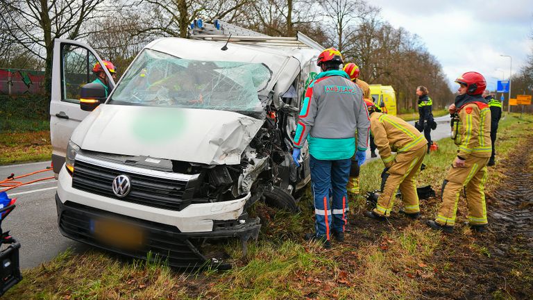 De bestuurder van het busje zat enige tijd bekneld (foto: Rico Vogels/SQ Vision).