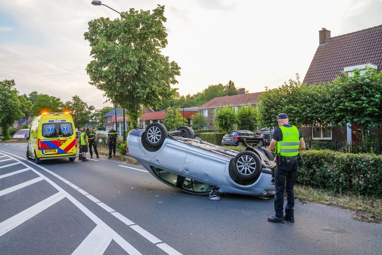 De auto op zijn kop nadat in Asten een lantaarnpaal was geraakt (foto: Dave Hendriks/SQ Vision).