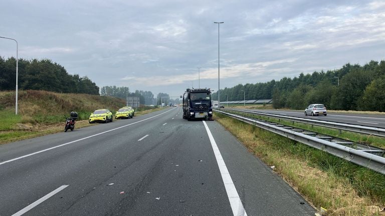 Het wegdek wordt schoongemaakt (foto: Rijkswaterstaat).