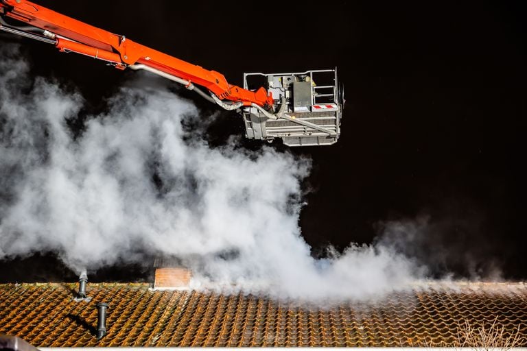 De rook werd door een hoogwerker bestreden (foto: Jack Brekelmans/SQ Vision).