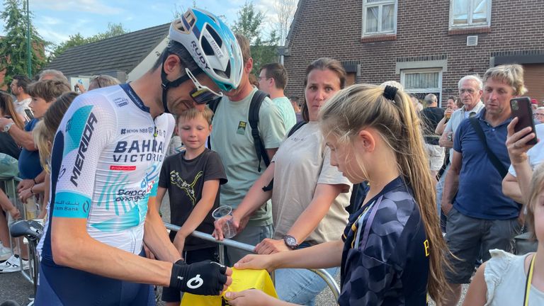 Wout Poels deelt handtekeningen uit.  (foto: Jos Verkuijlen)