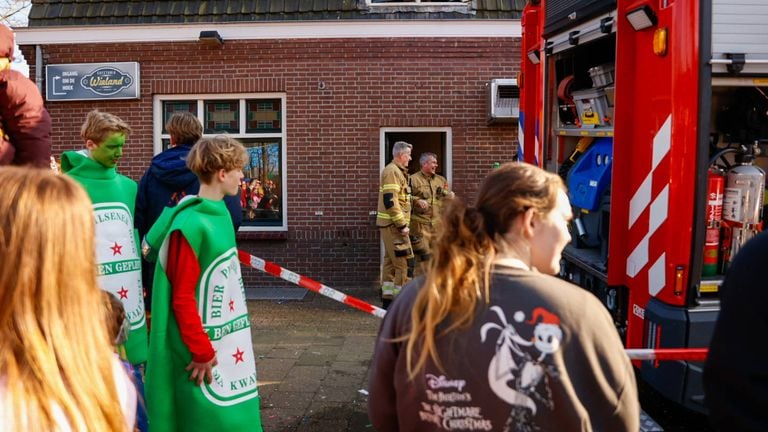 Het brandje trok veel bekijks (foto: Persbureau Heitink).